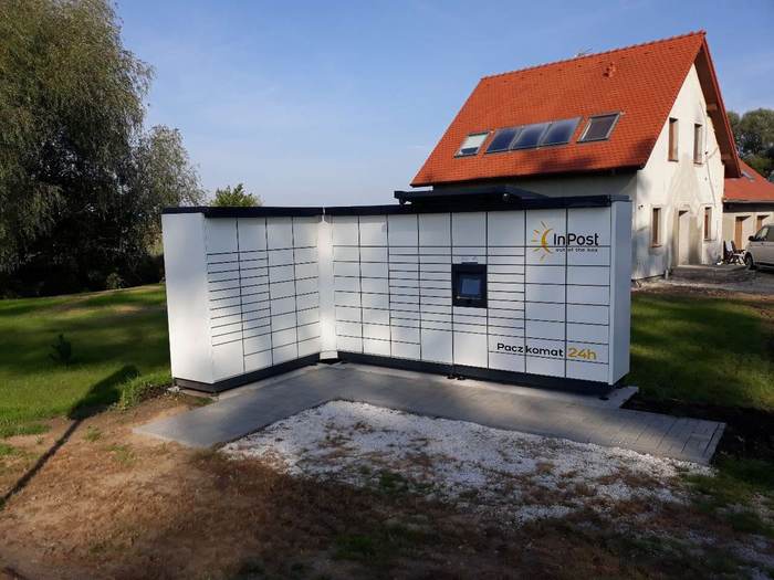Paczkomat BTZ01M Przy posesji prywatnej.