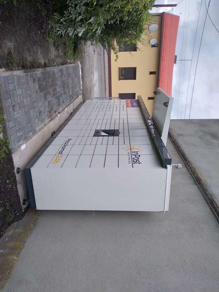 Paczkomat BUA01M Obok sklepu