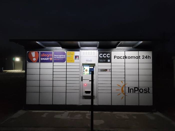 Paczkomat BUC02G przed budynkiem