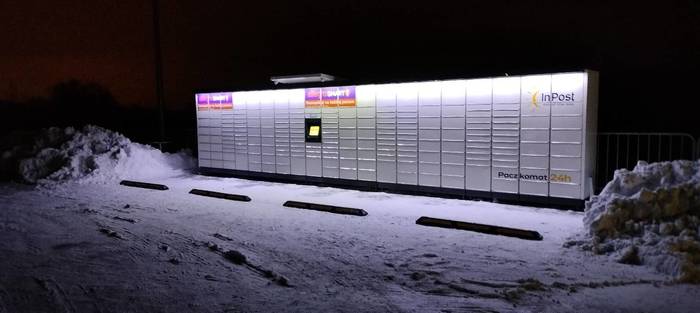 Paczkomat BUC02M Na parkingu sklepu
