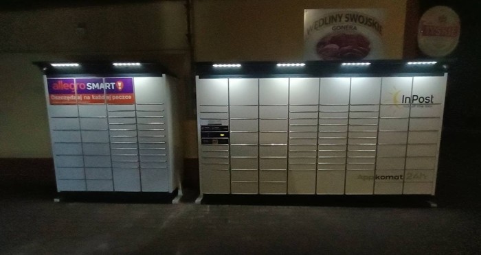 Parcel Locker BUDE01BAPP Przy bocznej ścianie sklepu spożywczego