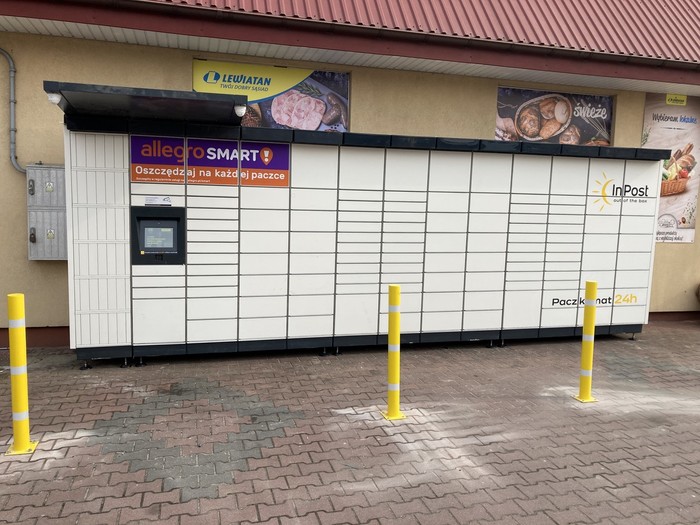 Paczkomat BUR01M Parking przed sklepem