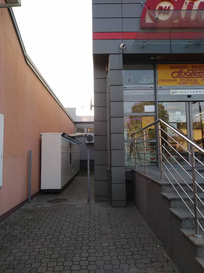 Paczkomat BUS01M Po lewej stronie od wejścia do sklepu Społem