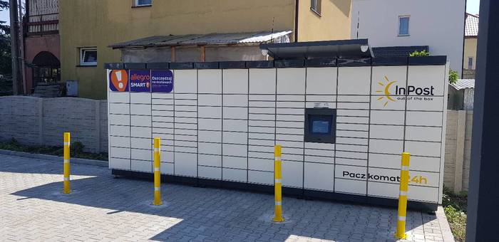 Paczkomat BUS04M Parking po lewej stronie od wejścia