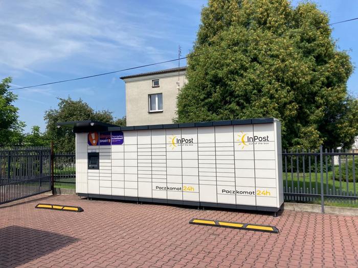 Paczkomat BUS06M Parking przed sklepem Żabka