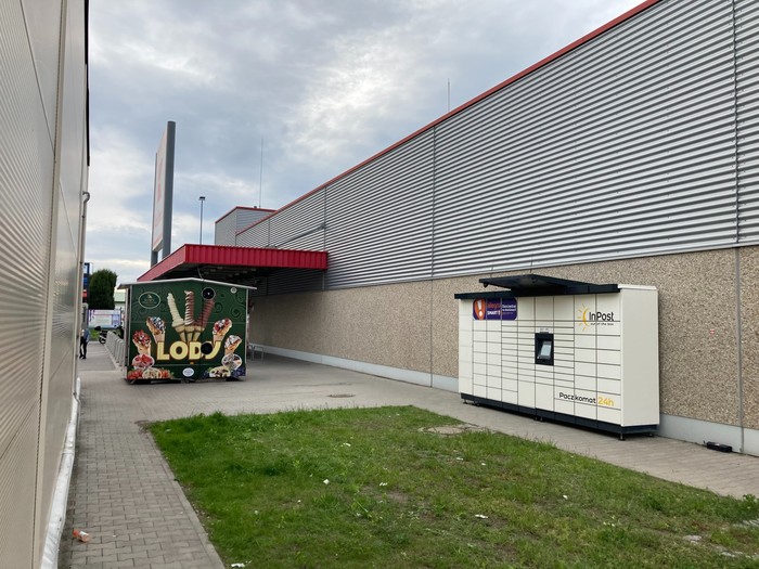 Paczkomat BUS07M Po prawej strony od wejścia do marketu Kaufland