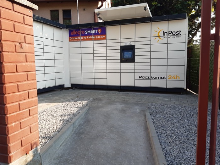 Paczkomat BUV01M Przed parkingiem sklepu