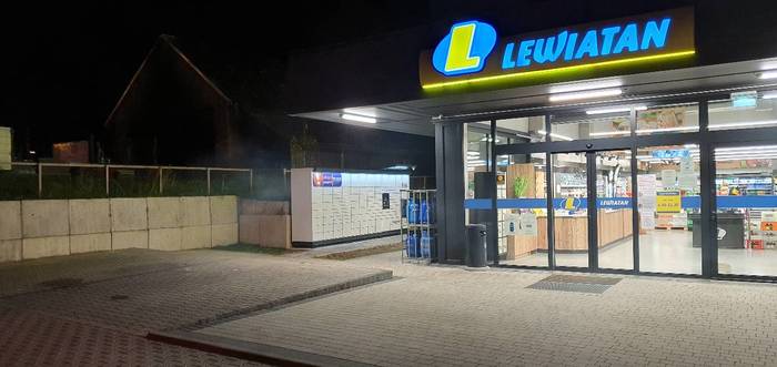 Paczkomat BUW01M obok wejścia do sklepu Delfin