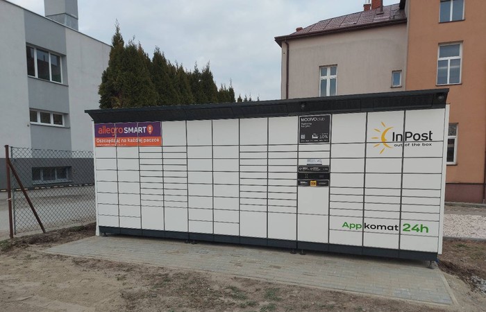 Поштомат BVV01BAPP Z tyłu posesji, koło budynku przychodni