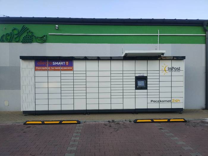 Поштомат BVV01M Frontowa ściana przed sklepem Stokrotka