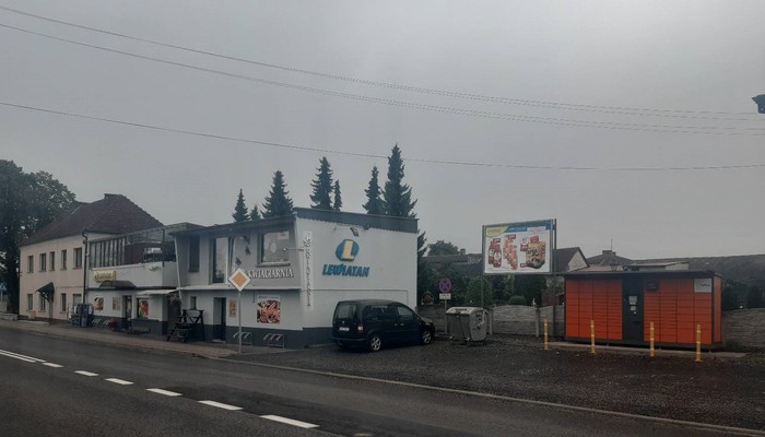 Paczkomat BWE01F Obok parkingu
