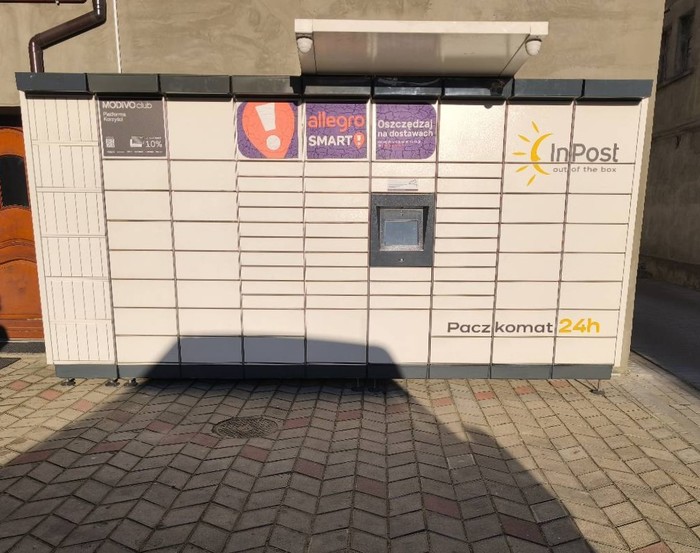 Paczkomat BWL03M na tyłach sklepu