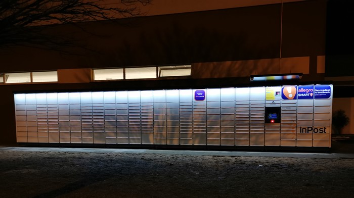 Paczkomat BWO01M Na terenie Parku Handlowego