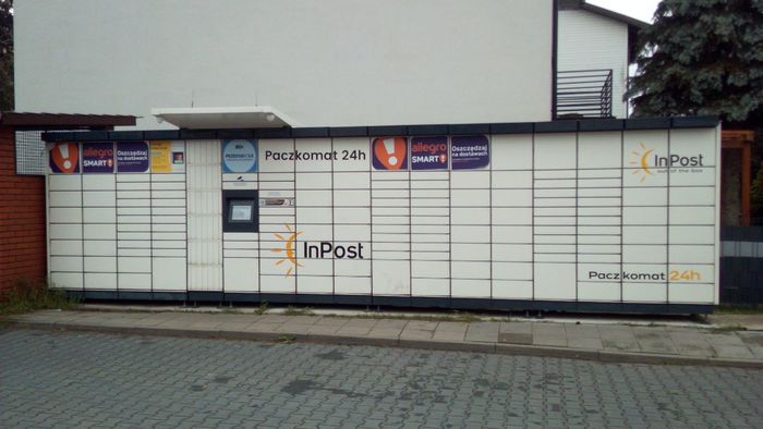 Paczkomat BWR01M Przy sklepie z prawej strony