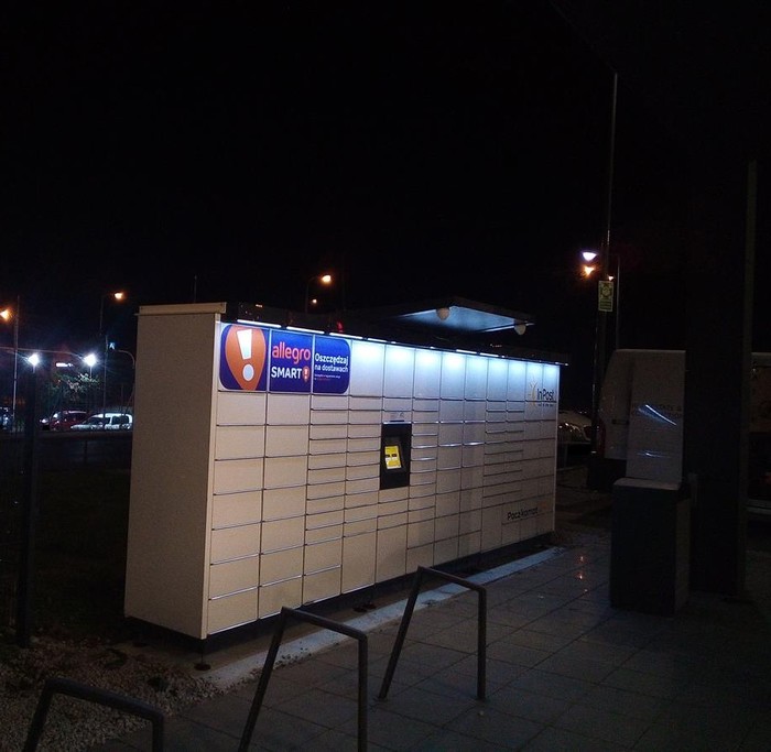 Paczkomat BWR03M Przy wejściu do Lidla