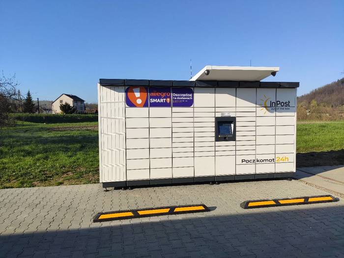 Paczkomat BWV01M Na parkingu Myjni samochodowej