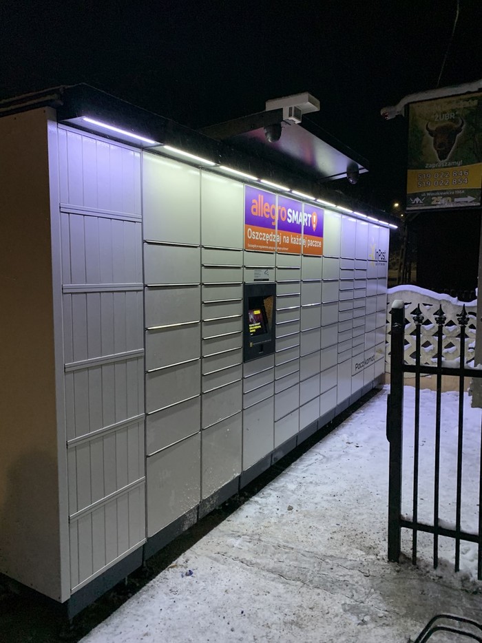 Paczkomat BWZ01M parking przed sklepem