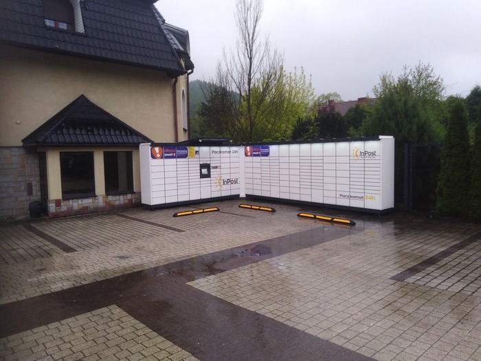 Paczkomat BXA01M Na parkingu sklepu spożywczego SUŻYW