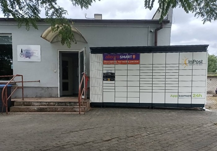 Parcel Locker BXC01BAPP Na parkingu przy salonie kosmetycznym