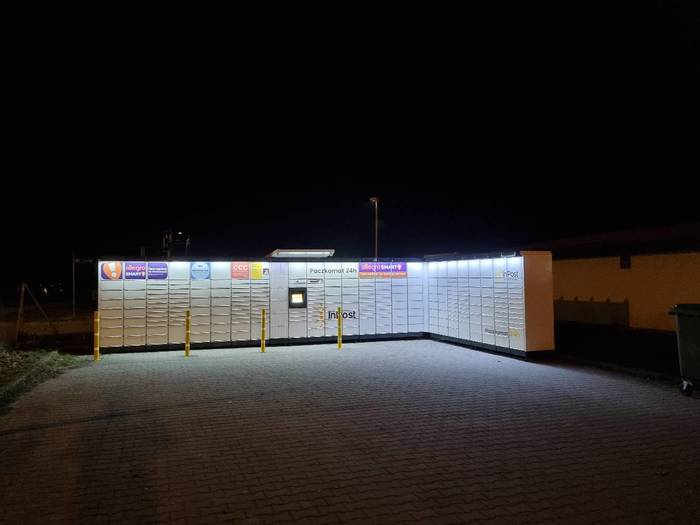 Paczkomat BXL02M Na parkingu przy świetlicy