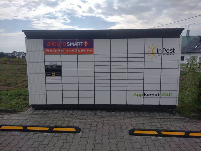 Parcel Locker BXV02BAPP na parkingu piekarnio-cukierni