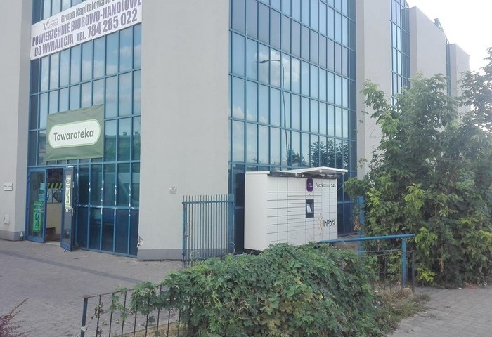 Paczkomat BYD04M Przy sklepie Biedronka