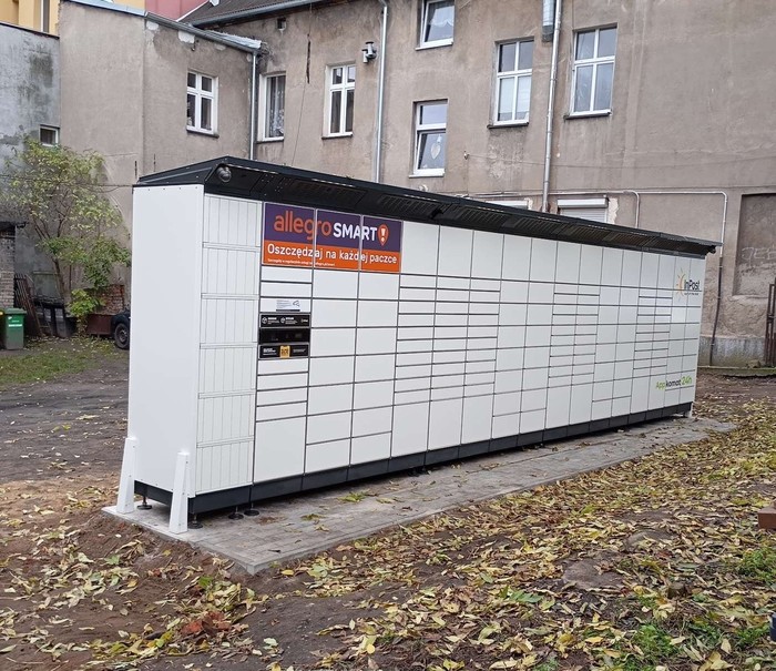 Paczkomat BYD09BAPP Obok sklepu spożywczego