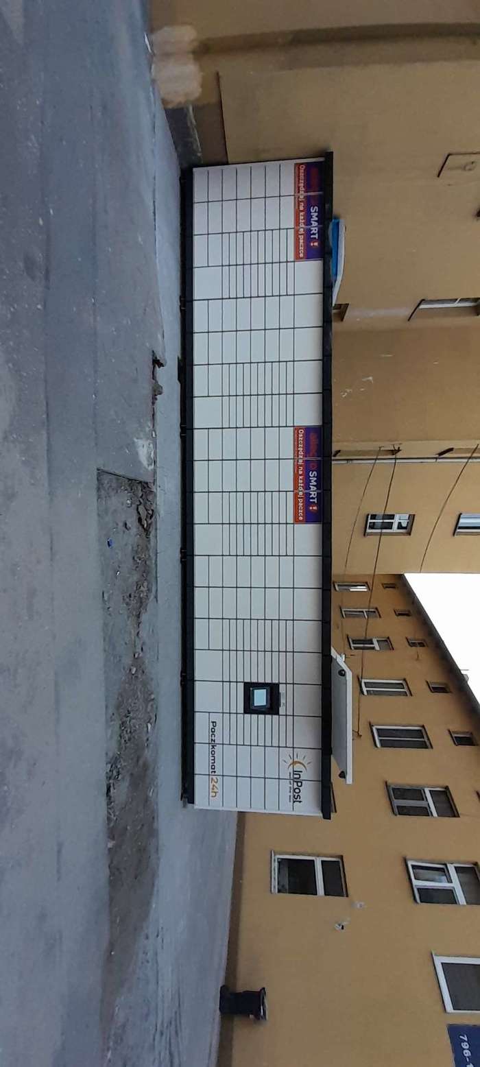 Paczkomat BYD102M Za sklepem spożywczym