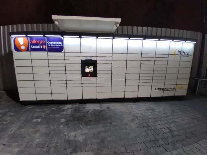 Parcel Locker BYD20M Na parkingu sklepu Lidl