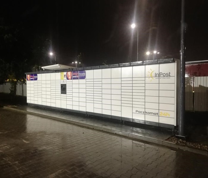 Paczkomat BYD21M Przy parkingu sklepu Lidl, od strony sklepu Castorama