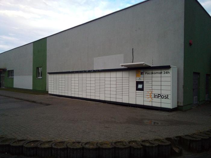 Paczkomat BYD26M Na parkingu sklepu Stokrotka