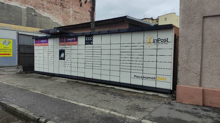 Paczkomat BYD30M Od strony Lipowej 2