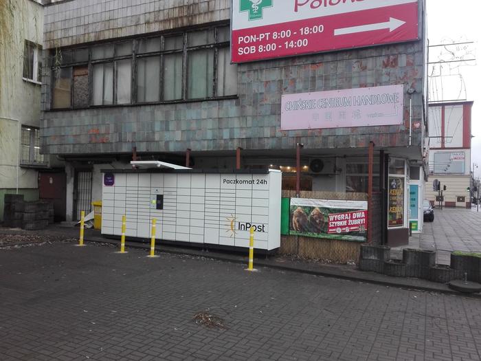 Paczkomat BYD31N Na parkingu przy biurowcu