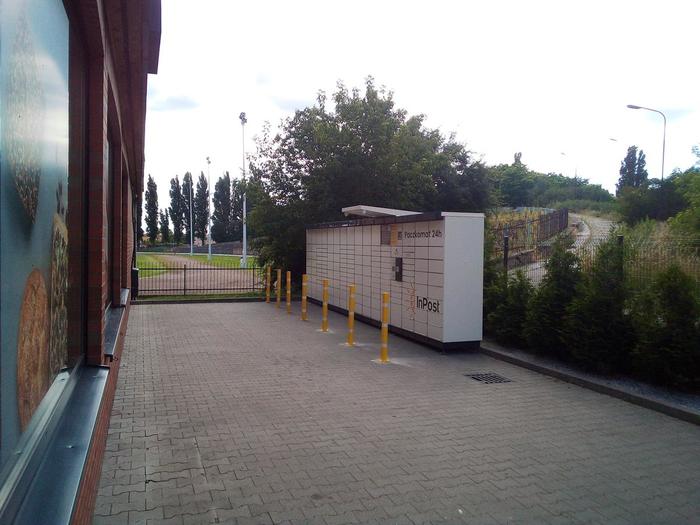 Parcel Locker BYD38N Na parkingu, po prawej stronie od wejścia do marketu Aldi