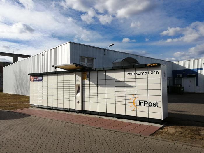 Paczkomat BYD39A Na tylnym parkingu przy sklepie Biedronka