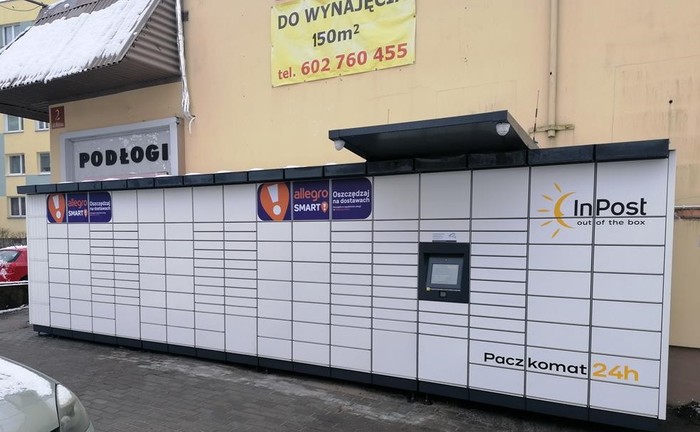 Paczkomat BYD40M Na froncie budynku Rysia 2