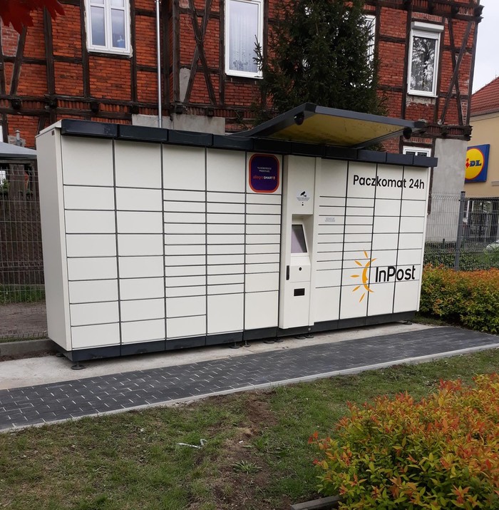 Paczkomat BYD41A Na parkingu sklepu Lidl