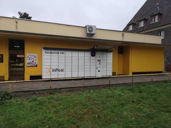 Parcel Locker BYD42A Przy wejściu do sklepu