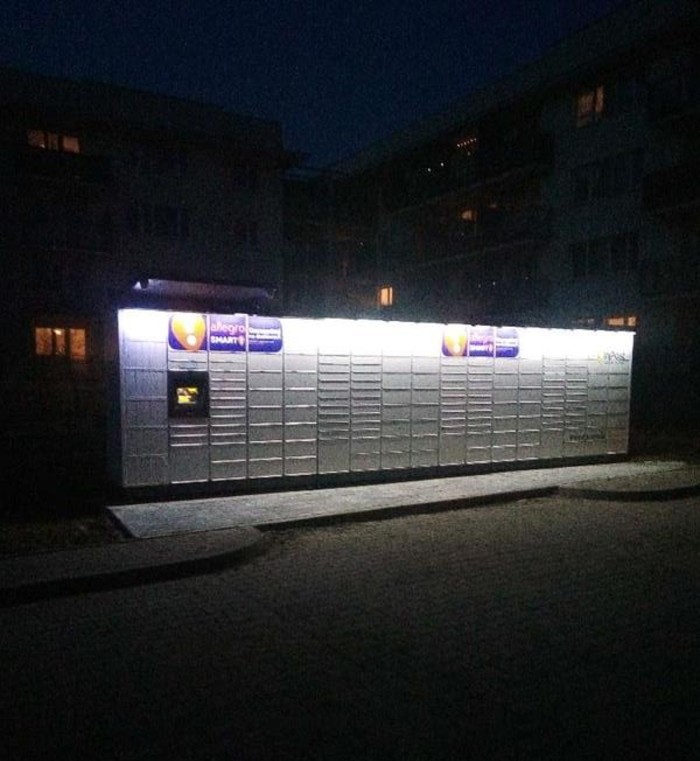 Paczkomat BYD43M Przy parkingu między blokami 61 i 63