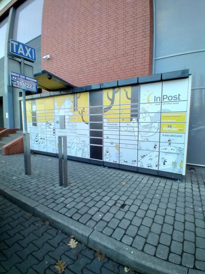 Paczkomat BYD44N Na parkingu przy wjeździe od ulicy Sieńki