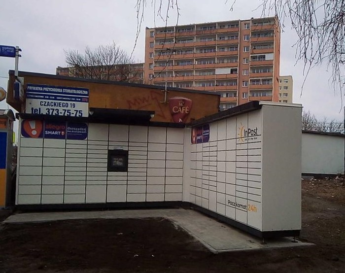 Paczkomat BYD45M Za przystankiem