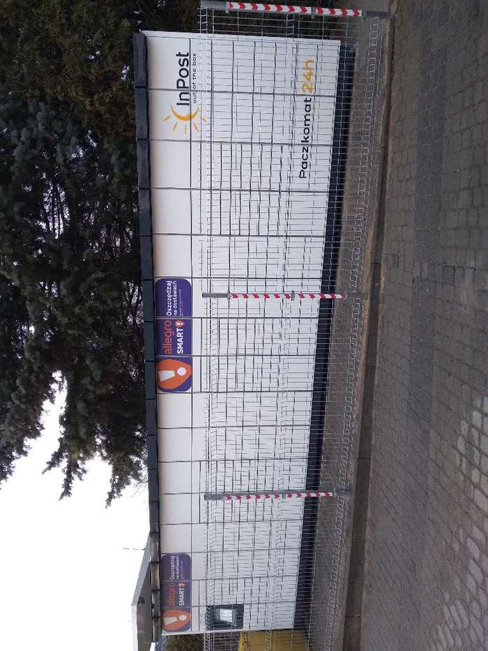 Paczkomat BYD57M Na posesji prywatnej