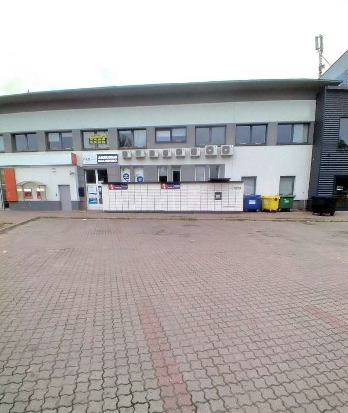 Paczkomat BYD73M przed biurowcem