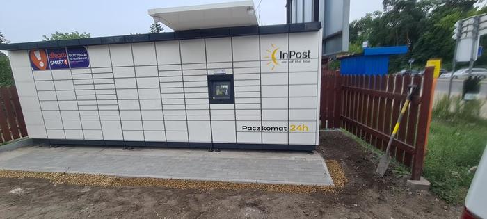Paczkomat BYD75M Przy sklepie