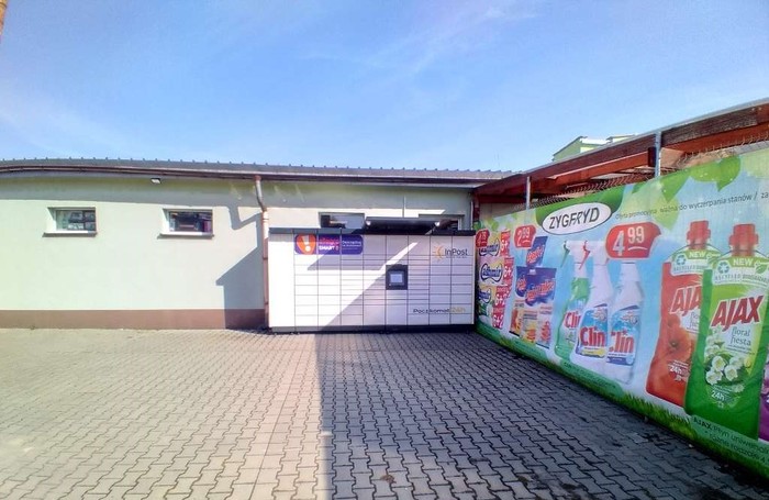 Paczkomat BYK02M Przy parkingu od podwórza