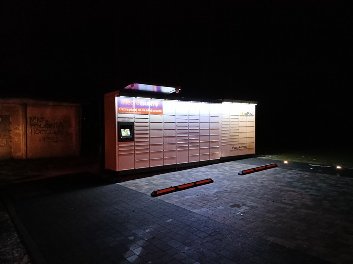 Paczkomat BYK03M Na parkingu