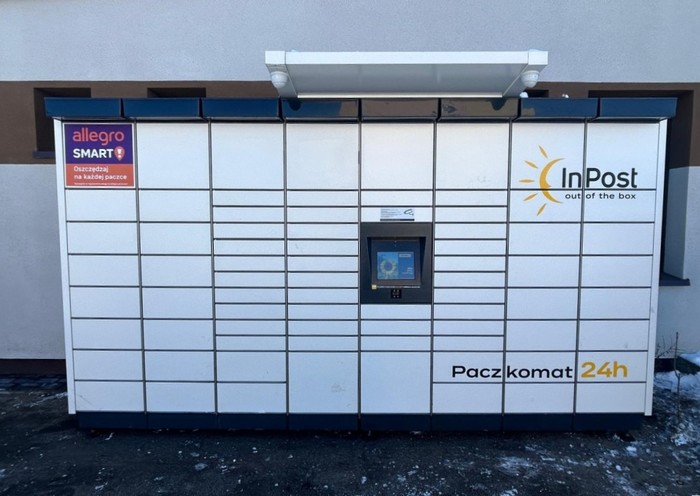 Paczkomat BYST01M przy sklepie spożywczym