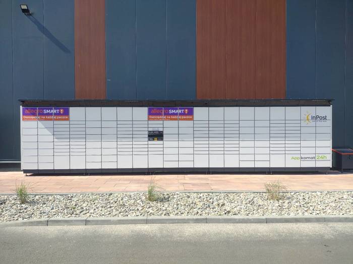 Parcel Locker BYT01BAPP Boczna ściana sklepu Lidl