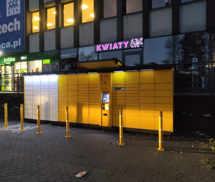 Paczkomat BYT04A Parking sklepu Żabka