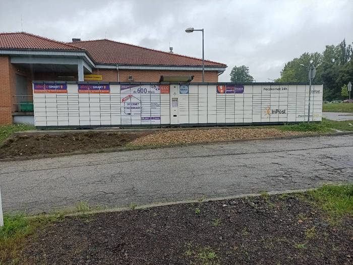Paczkomat BYT09A Na parkingu przy sklepie Netto